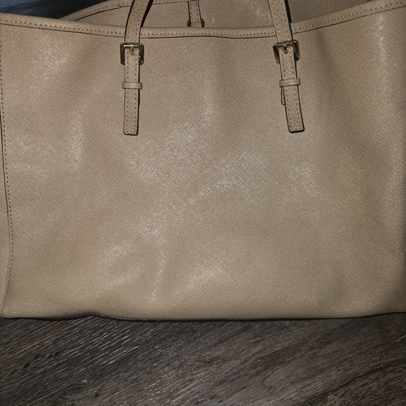 MICHAEL KORS BAG USED IN GOOD CONDITION... LIGHT WEAR NEEDS SOME TLC - Picture 9 of 9